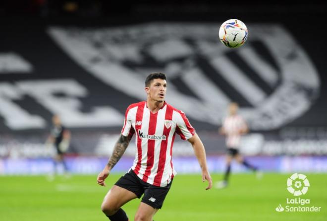 Ander Capa controla un balón en un Athletic-Celta en San Mamés (Foto: LaLiga).