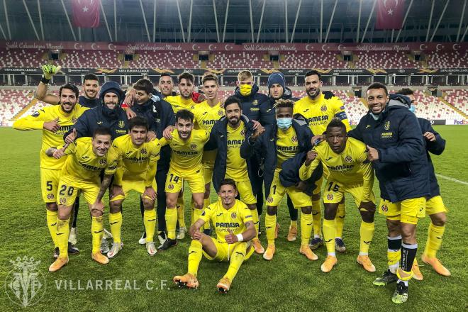 Los jugadores del Villarreal celebran la clasificación (@VillarrealCF).