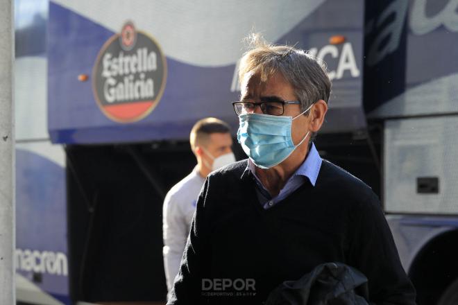 Fernando Vázquez al bajar del autobús del Deportivo (Foto: RCD).