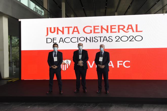 Del Nido Carrasco, Castro y Gabriel Ramos, antes del inicio de la Junta del Sevilla 2020 (Foto: Kiko Hurtado).