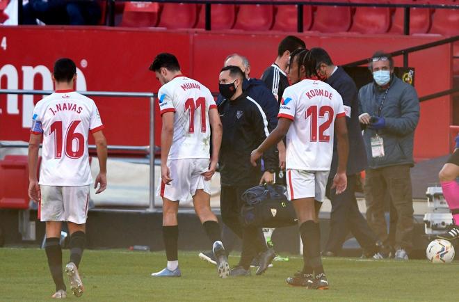 Munir se retira lesionado del Sevilla-Real Madrid (Foto: Kiko Hurtado).