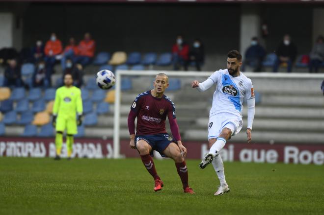 Borja Granero despeja un balón en Pasarón (Foto: RCD).