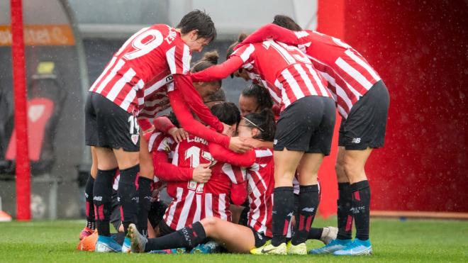 Las jugadores del Athletic celebran el empate de Lucía García (Foto: ATH).