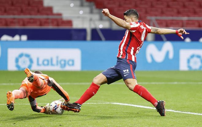 Luis Suárez, ante Masip (Foto: Atlético de Madrid).