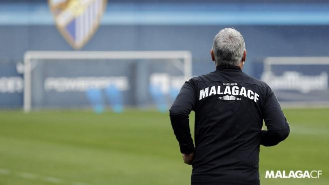 Sergio Pellicer, de espaldas, entrenando al Málaga (Foto: Málaga CF).