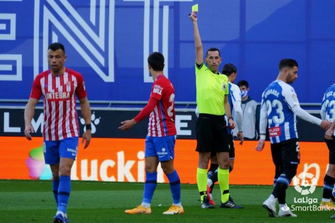 El árbitro amonesta a Gaspar Campos en el Espanyol-Sporting (Foto: LaLiga).