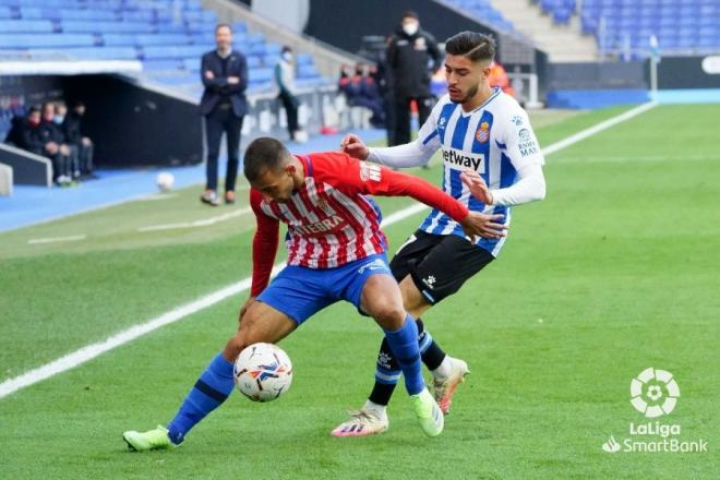 Aitor García protege una pelota durante el Espanyol-Sporting (Foto: LaLiga).