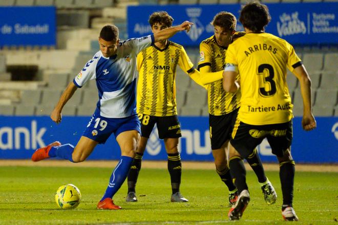 Arribas, Mier y Edgar presionan a un rival durante el Sabadell-Real Oviedo (Foto: LaLiga).