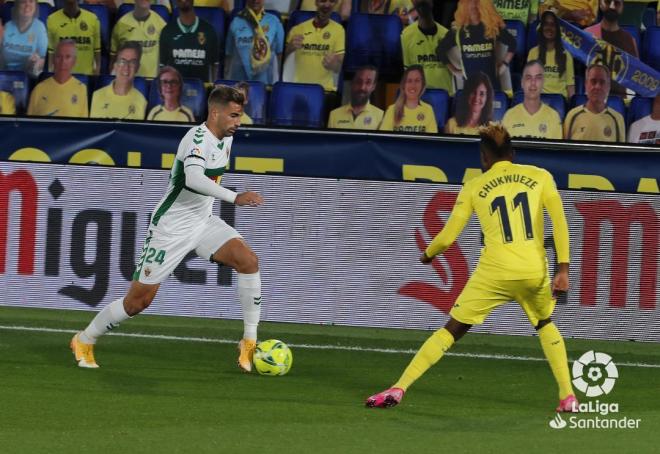 Josema encara ante Chukwueze (Foto: LaLiga).