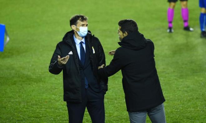 'Cuco' Ziganda y Antonio Hidalgo dialogan antes del Sabadell-Real Oviedo (Foto: CES).