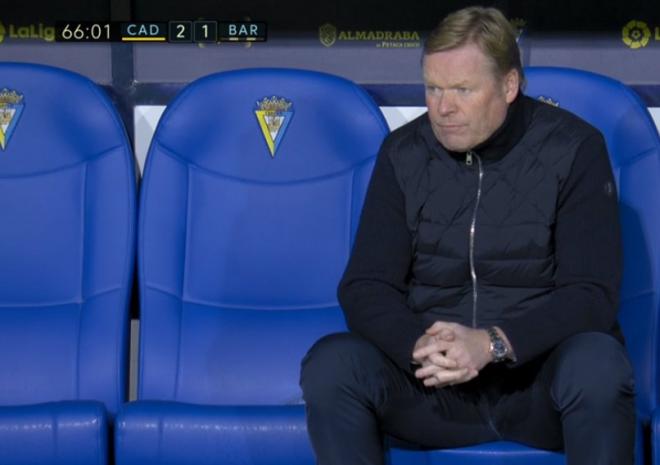 Koeman observa la derrota de su equipo ante el Cádiz desde el banquillo de Carranza.