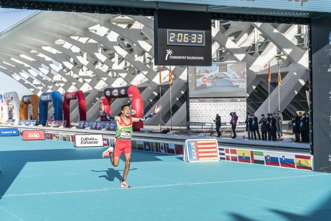 Landassem bate el récord de España en el Maratón Valencia