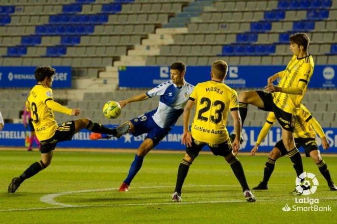Mossa, Mier y Edgar presionan a un rival durante el Sabadell-Real Oviedo (Foto: LaLiga).