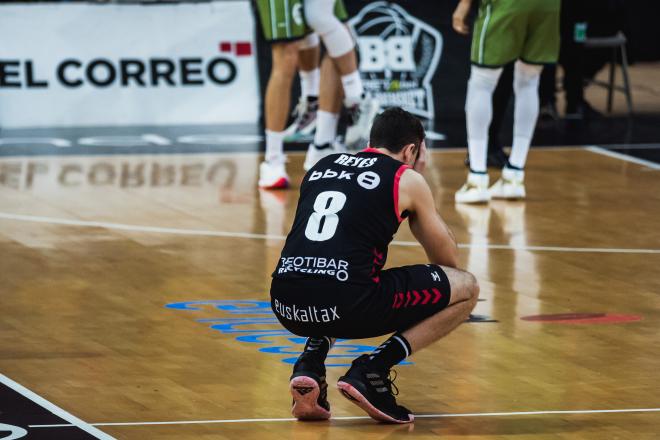 Álex Reyes escenifica cómo va la temporada de Bilbao Basket (Foto: Edu del Fresno).