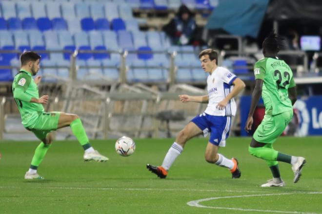 Lance del partido entre el Real Zaragoza y el Fuenlabrada (Foto: Daniel Marzo).