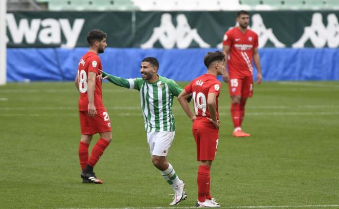 Yassin Fekir celebra su gol de penalti en el derbi chico (Foto: Kiko Hurtado).