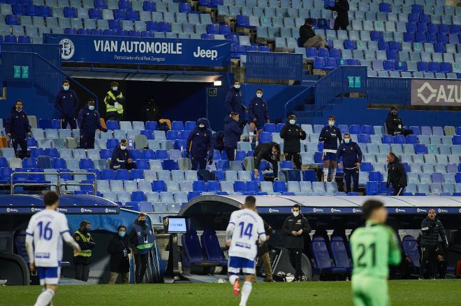 El banquillo del Real Zaragoza vivió intensamente los minutos finales (Foto: Daniel Marzo).