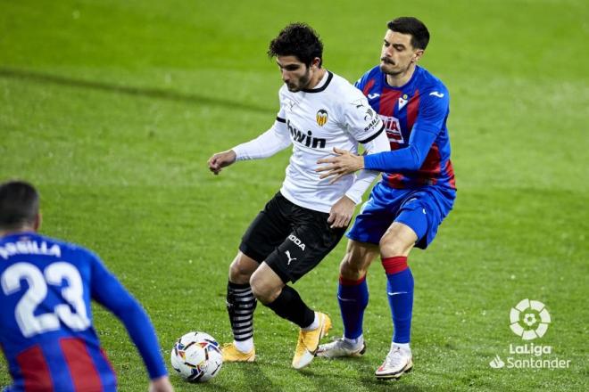 Guedes protege el balón en un ataque del Valencia CF (Foto: LaLiga).