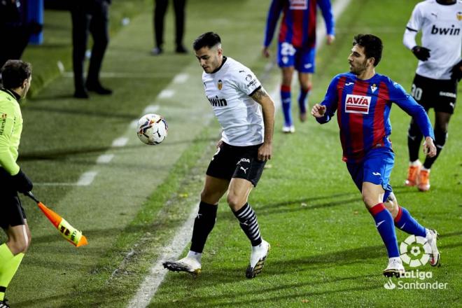 Maxi Gómez trata de controlar el esférico ante la presión de un rival (Foto: LaLiga).