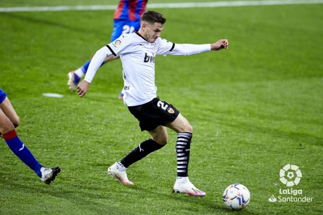 Vallejo, durante un lance del Eibar-Valencia (Foto: LaLiga).