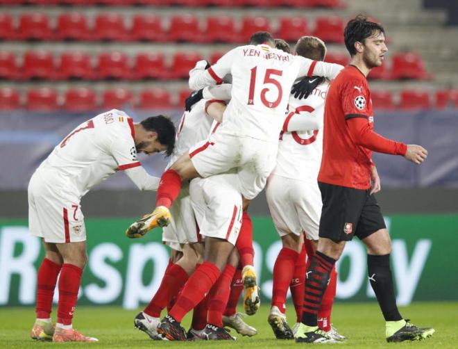 Los jugadores del Sevilla celebran el gol de Koundé (Foto: SFC).
