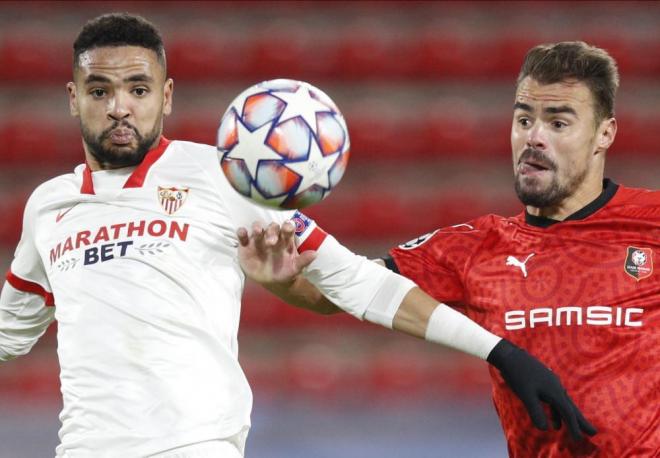 En-Nesyri pelea una pelota en el Rennes-Sevilla.
