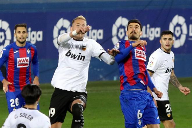 Sergio Álvarez pelea por un balón en el Eibar-Valencia CF (Foto: SD Eibar).
