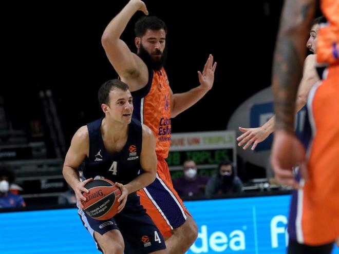 El Zenit hace perder los nervios al Valencia Basket (72-85)