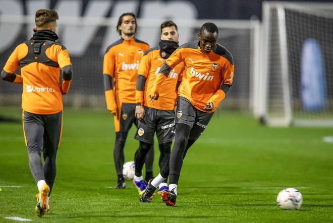 Gayà, detrás de Diakhaby, vuelve al grupo (Foto: Valencia CF)