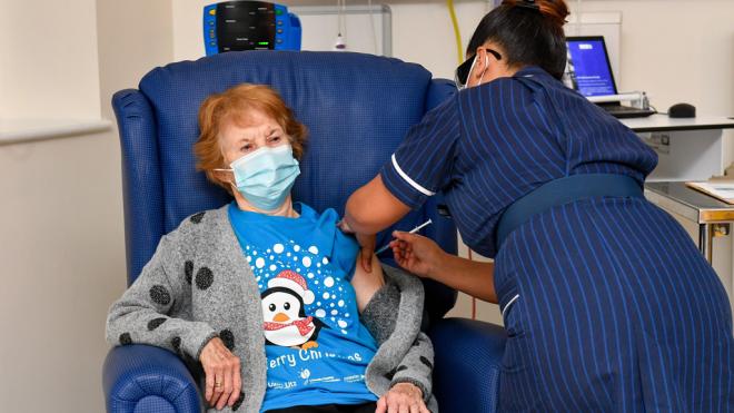 Margaret Keenan recibe la primera vacuna en Reino Unido (Foto: Agencias).