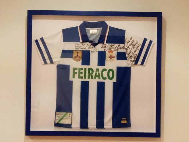 Camiseta y entrada de la final de Copa del 95 dedicadas y enmarcadas.