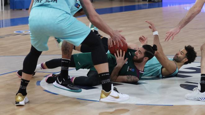 Francis Alonso, peleando por un balón desde el suelo (Foto: Germani Brescia).