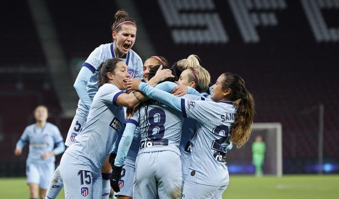 Las jugadoras del Atlético celebran un gol con Ludmila (Foto: ATM).
