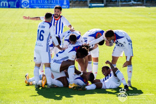 Los jugadores del Recre celebran un gol ante el Marino (Foto: Recreativo de Huelva).