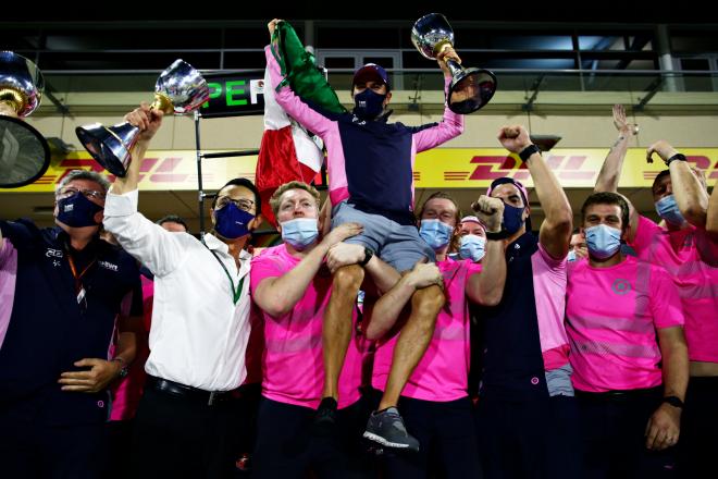El piloto mexicano Sergio 'Checo' Pérez celebra con su equipo la victoria en Sakhir (Foto: Racing