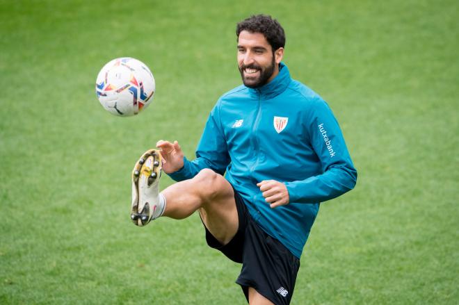Raúl García disfruta con el balón en una sesión de trabajo en Lezama (Foto: Athletic Club).