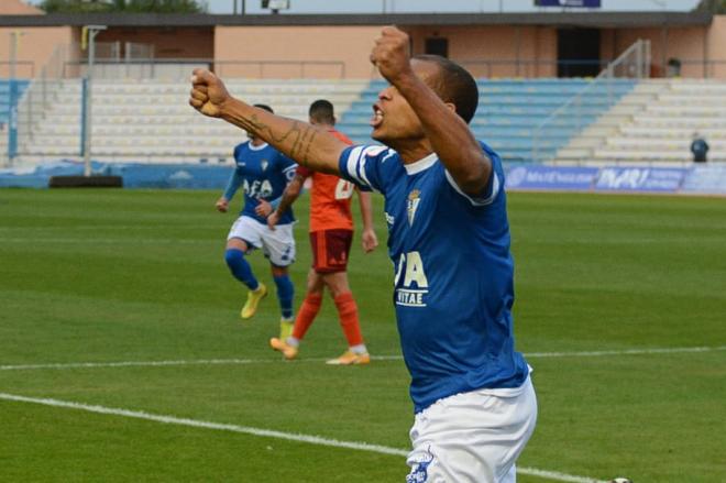 Biabiany celebra el gol ante el Recreativo (Foto: San Fernando CD).