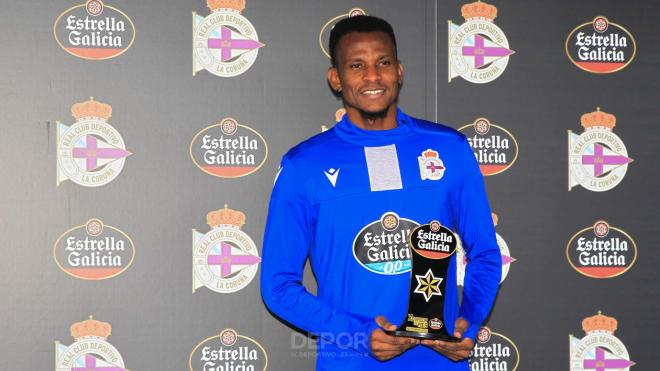 Uche Agbo recibiendo el premio 'Mejor Jugador Estrella Galicia' (Foto: RCD).