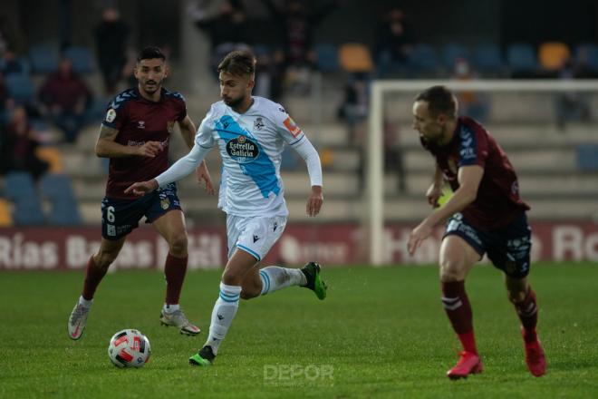 Yago Gandoy conduce el balón en el Pontevedra-Dépor (Foto: RCD).