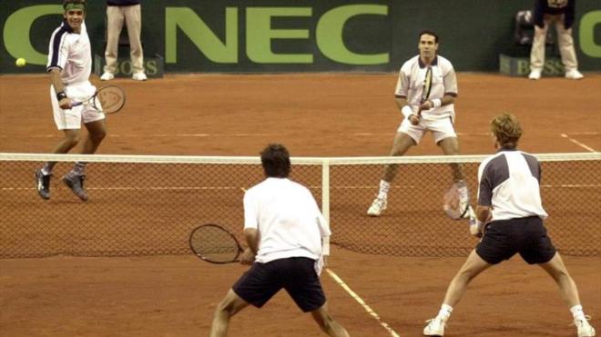 Joan Balcells y Alex Corretja, durante el dobles de la final de la Davis en 2000 (Foto: EFE)