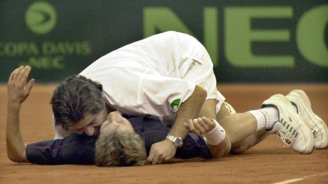 Javier Duarte se abraza a Juan Carlos Ferrero tras el punto definitivo de la Copa Davis 2000 (Foto: