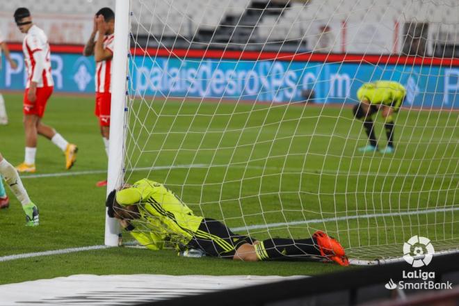 Toro Fernández se lamenta de su ocasión fallada en el Almería-Zaragoza (Foto: LaLiga).