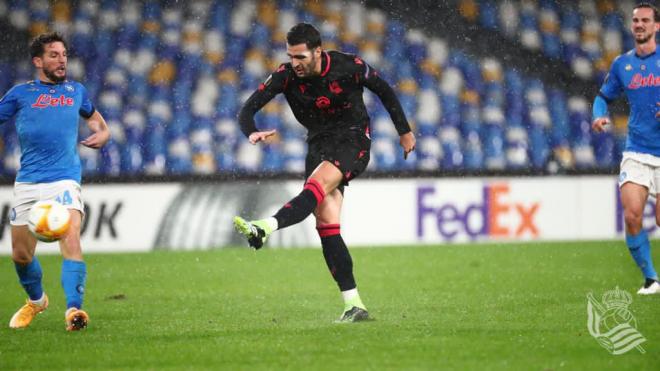 Mikel Merino dispara durante el Nápoles-Real Sociedad de la Europa League (Foto: Real Sociedad).