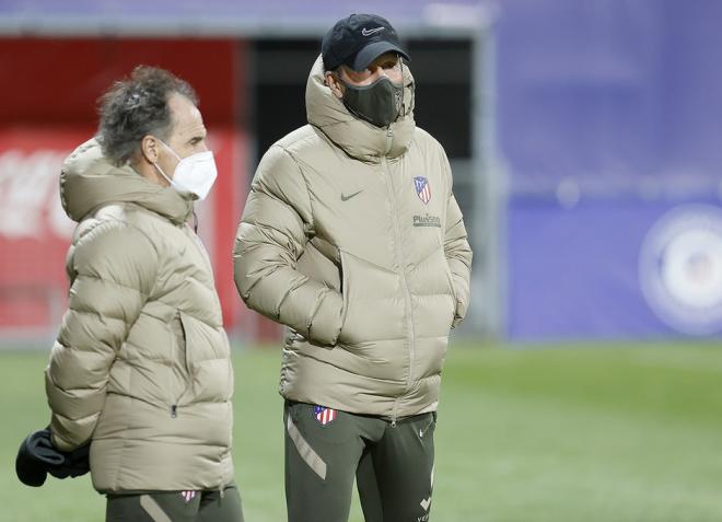 El cholo Simeone y el profe Ortega, durante un entrenamiento del Atlético de Madrid (Foto ATM).