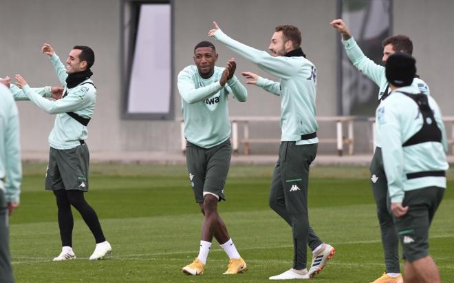 Emerson, entre risas en un entrenamiento del Betis (Foto: Kiko Hurtado)