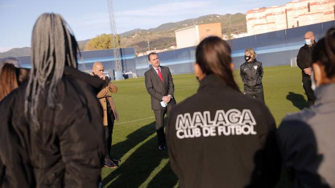 El administrador y Manolo Gaspar junto al equipo femenino (Foto: Málaga CF).