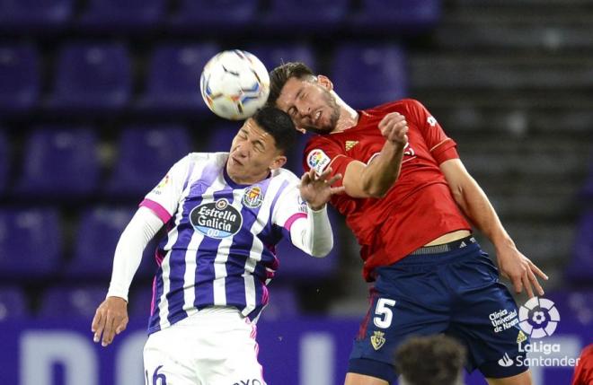 Marcos André pugna por un balón durante el Real Valladolid-Osasuna (Foto: LaLiga).