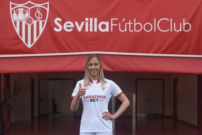 Julia Karlenäs con la camiseta del Sevilla Féminas.
