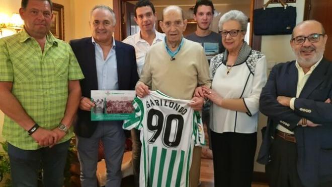 Juan de la Cruz Gabilondo Muguerza, con la camiseta del Betis en un homenaje (foto: RBB).