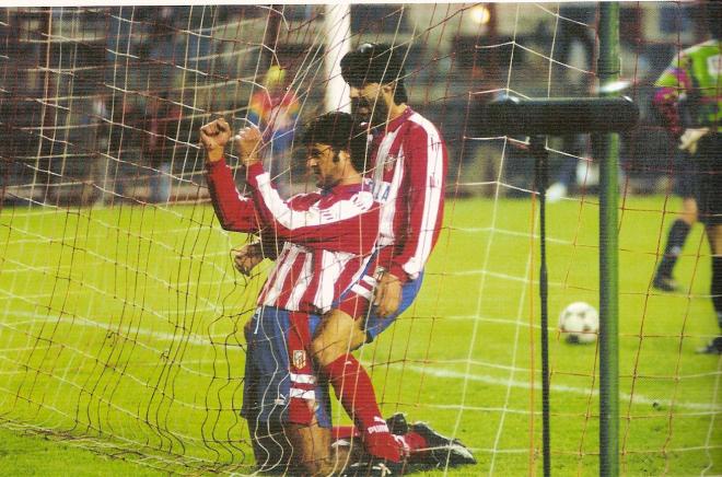 Kiko celebra un gol con el Atlético de Madrid junto a Caminero.